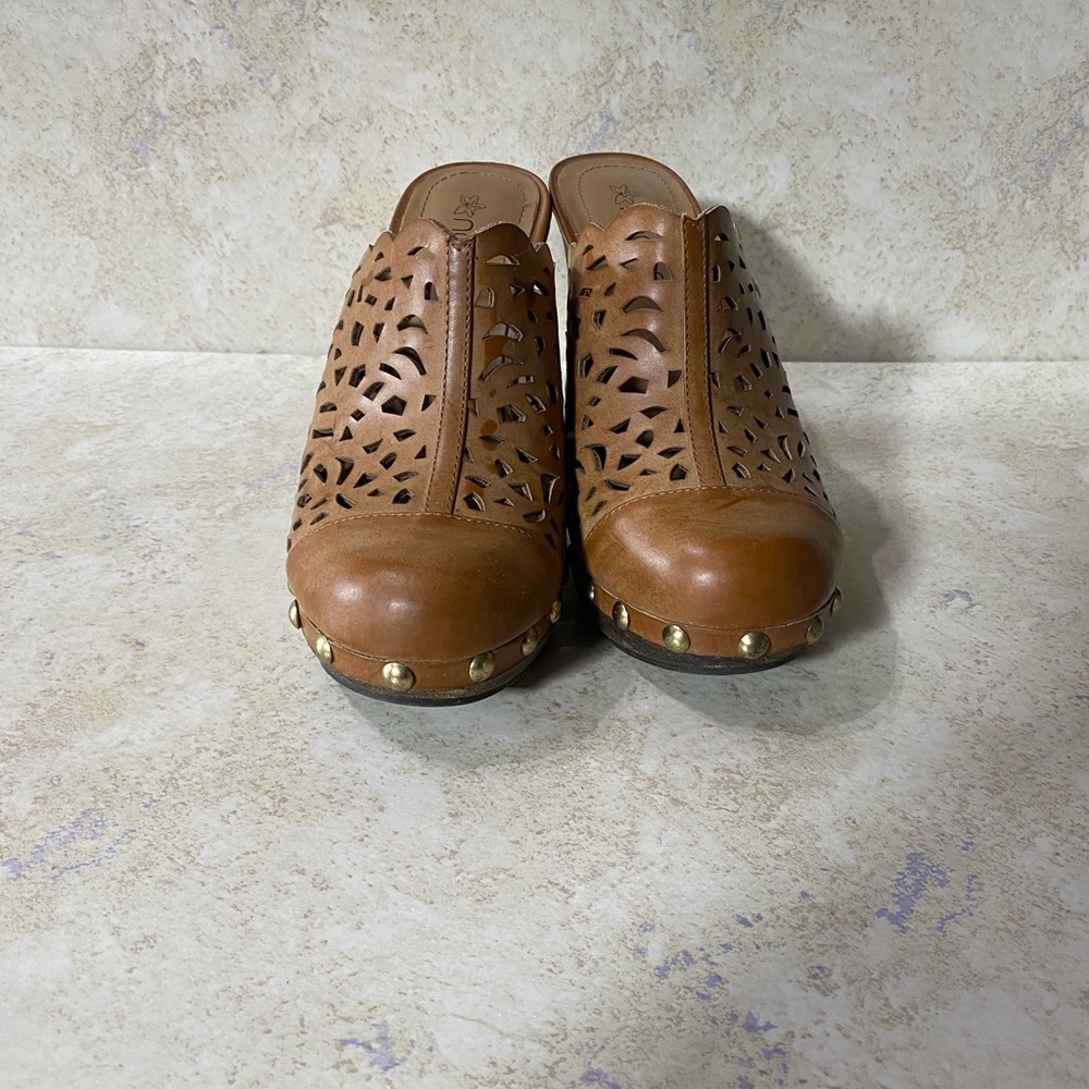 Selling shoes, size 7.5, color tan, brand nadara,